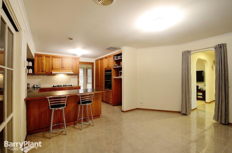 12 Dundee Court, Pakenham, VIC 3810 - Thumbnail 2 - 22/05/2019