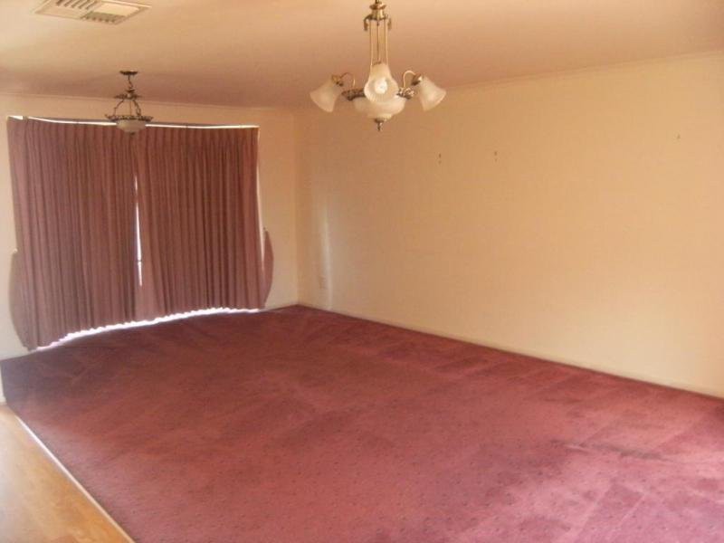 3 Honeyeater Crescent, Taylors Lakes, VIC 3038 - Thumbnail 2 - 17/11/2014