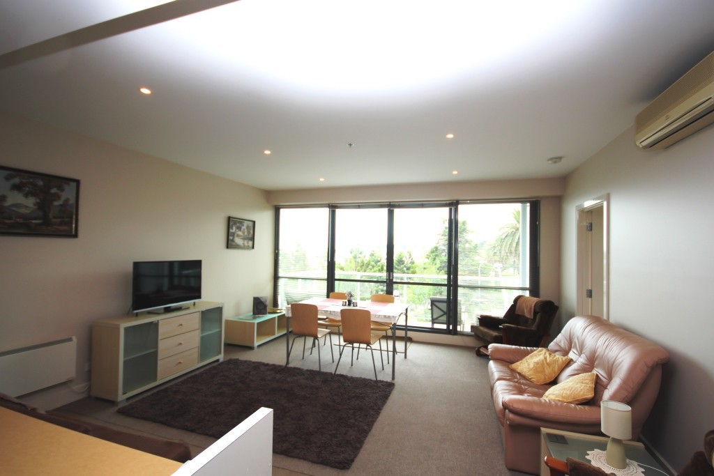 2402/2 Yarra Street, Geelong, VIC 3220 - Thumbnail 2 - 22/05/2019