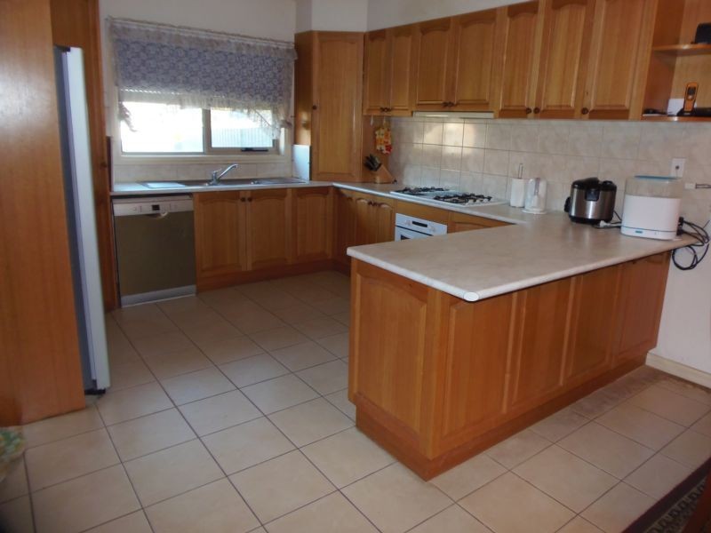 2 Kahan Close, Caroline Springs, VIC 3023 - Thumbnail 1 - 22/05/2019