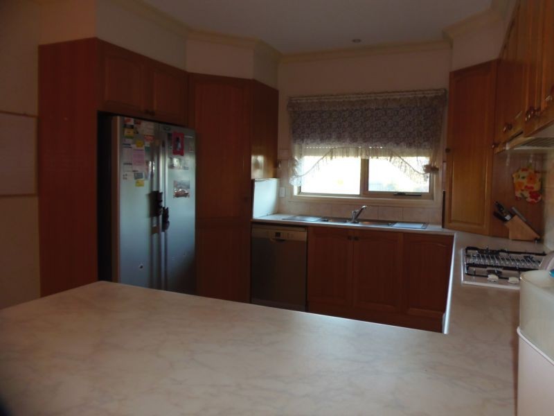 2 Kahan Close, Caroline Springs, VIC 3023 - Thumbnail 2 - 22/05/2019