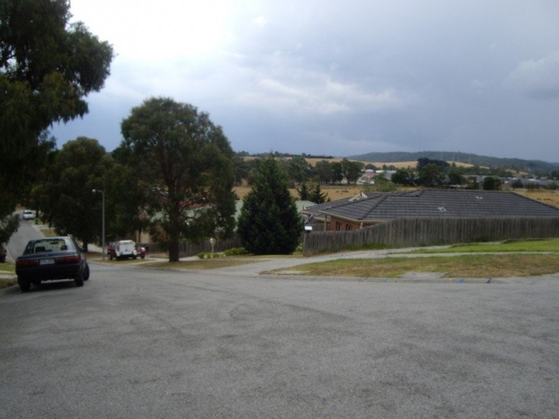 16 Justin Place, Pakenham, VIC 3810 - Thumbnail 2 - 20/05/2019