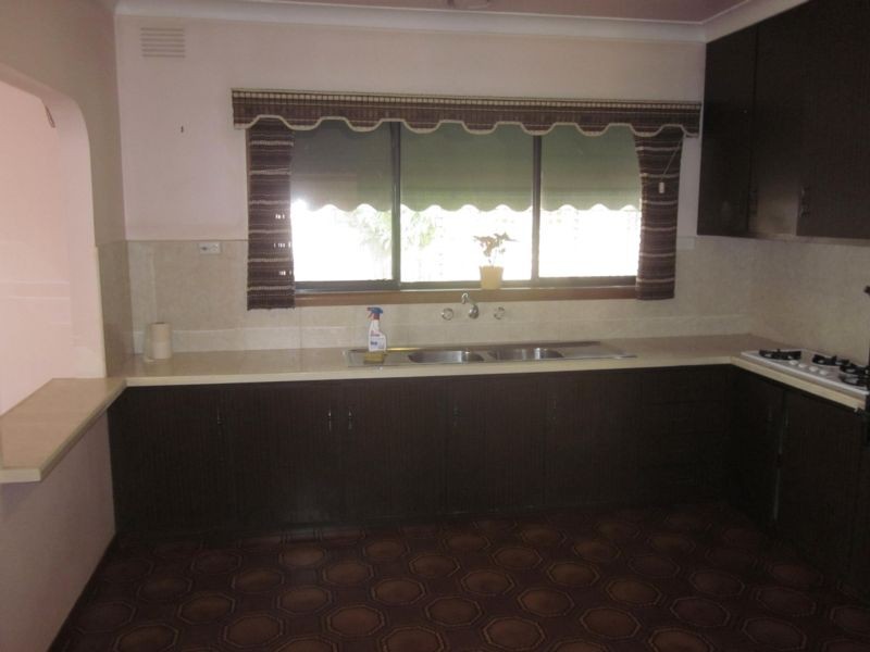 215 Edgars Road, Thomastown, VIC 3074 - Thumbnail 1 - 22/05/2019