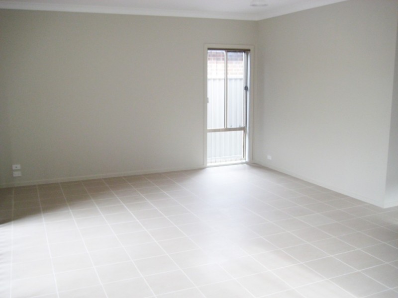 8 Albatross Drive, Pakenham, VIC 3810 - Thumbnail 2 - 22/05/2019