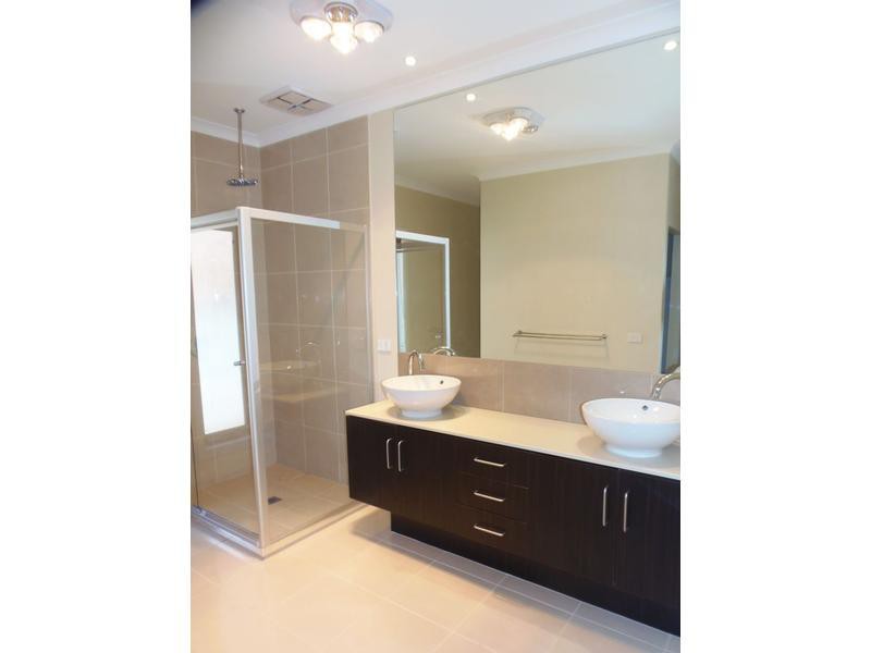 24 Rutherglen Way, Caroline Springs, VIC 3023 - Thumbnail 2 - 23/05/2019