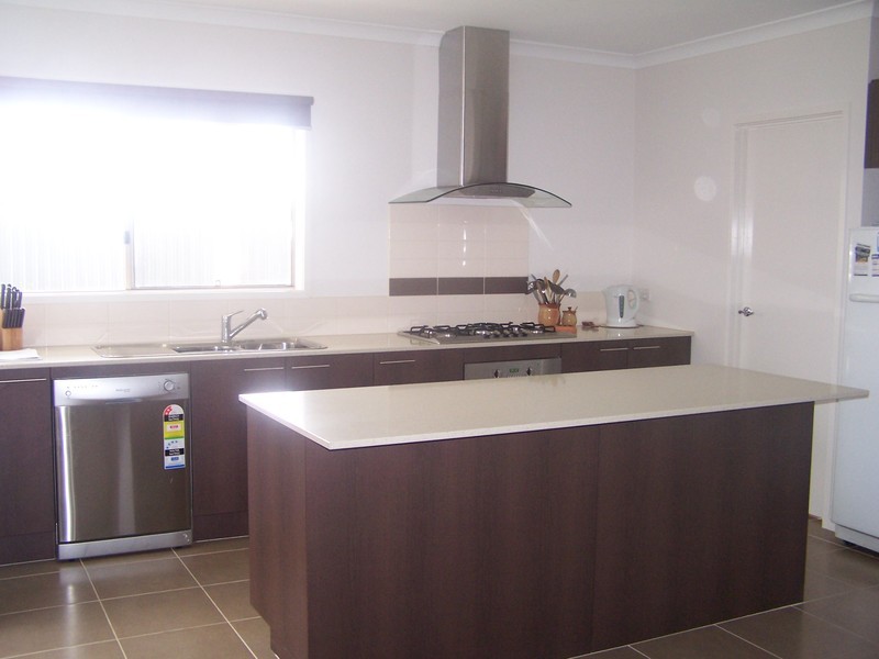 33 Britton Drive, Pakenham, VIC 3810 - Thumbnail 2 - 23/05/2019