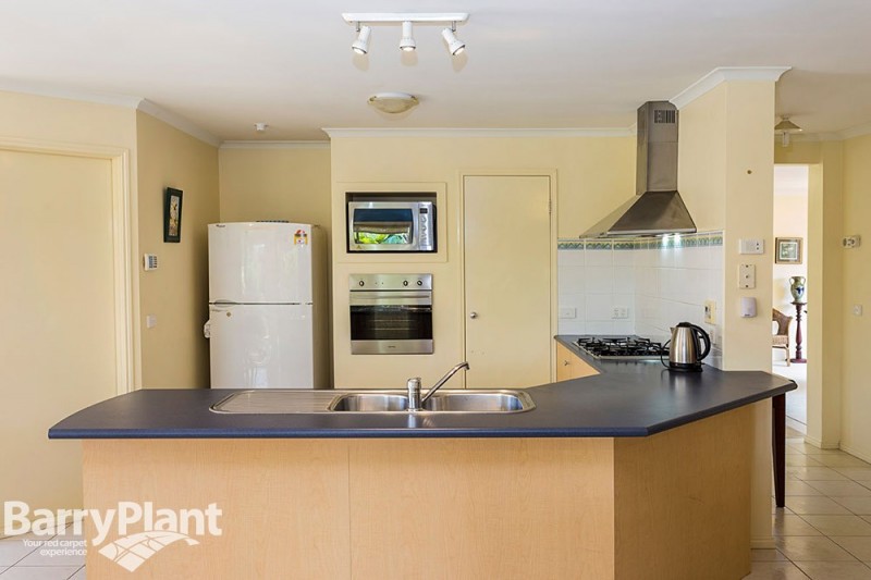 12 Grangemouth Drive, Point Cook, VIC 3030 - Thumbnail 2 - 20/05/2019