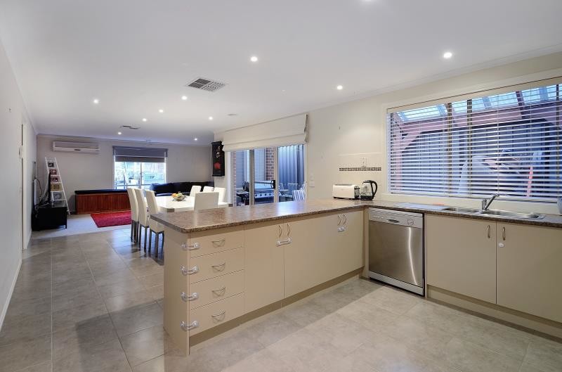 73 Leigh Drive, Pakenham, VIC 3810 - Thumbnail 2 - 23/05/2019
