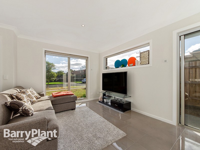 1/10 Miles Street, Deer Park, VIC 3023 - Thumbnail 1 - 23/05/2019