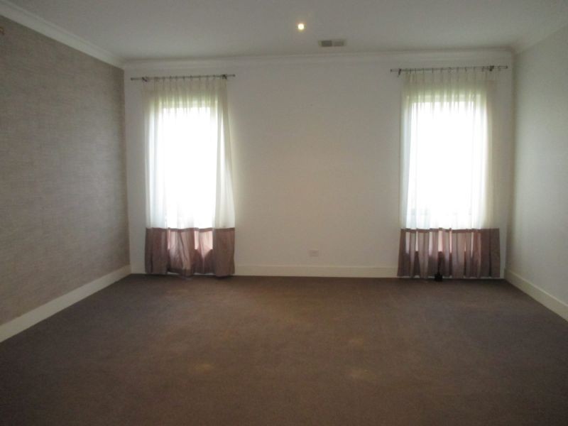 18 Chase Blvd, Berwick, VIC 3806 - Thumbnail 2 - 23/05/2019