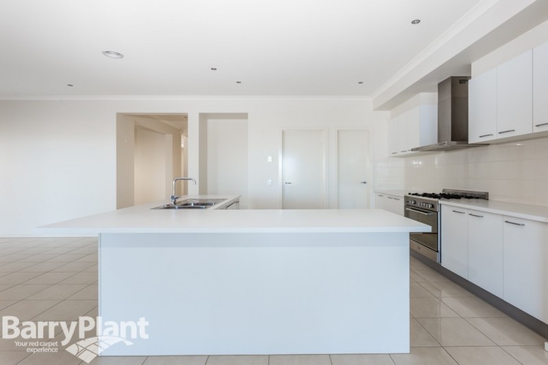 24 Seafarer Way, Sanctuary Lakes, VIC 3030 - Thumbnail 2 - 23/05/2019