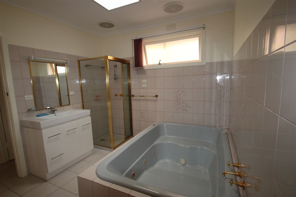 3 Rebecca Court, Bentleigh East, VIC 3165 - Thumbnail 2 - 23/05/2019