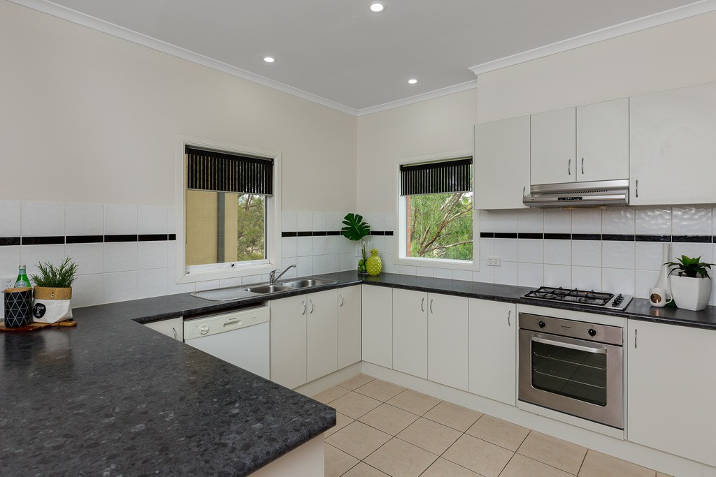 2/24 Tulloch Grove, Glen Waverley, VIC 3150 - Thumbnail 2 - 19/05/2019