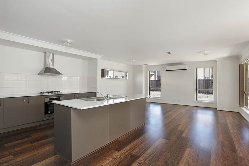 28 Oyster Bay Chase, Sanctuary Lakes, VIC 3030 - Thumbnail 2 - 23/05/2019