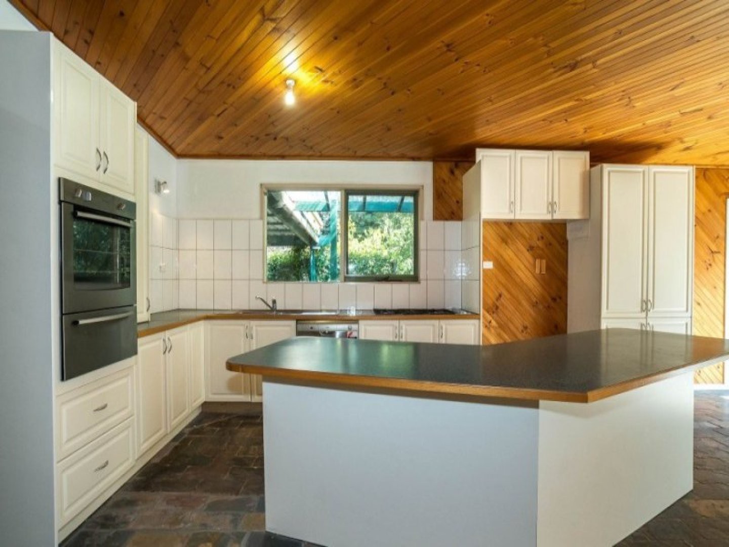 7 Florence Avenue, Emerald, VIC 3782 - Thumbnail 2 - 24/05/2019