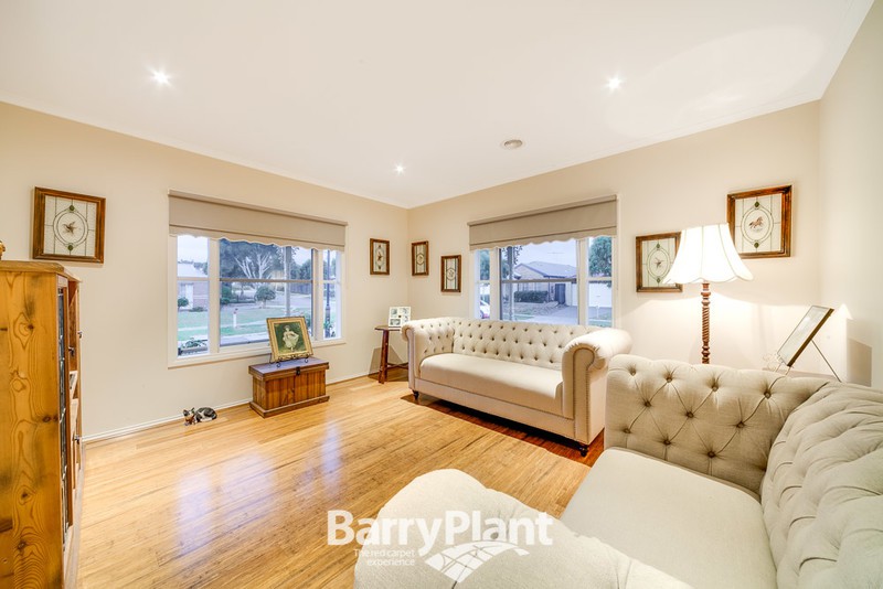 8 Killarney Crescent, Pakenham, VIC 3810 - Thumbnail 2 - 19/05/2019