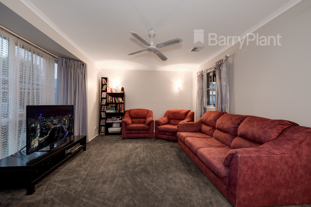 52 Smethurst Avenue, Pakenham, VIC 3810 - Thumbnail 2 - 19/05/2019