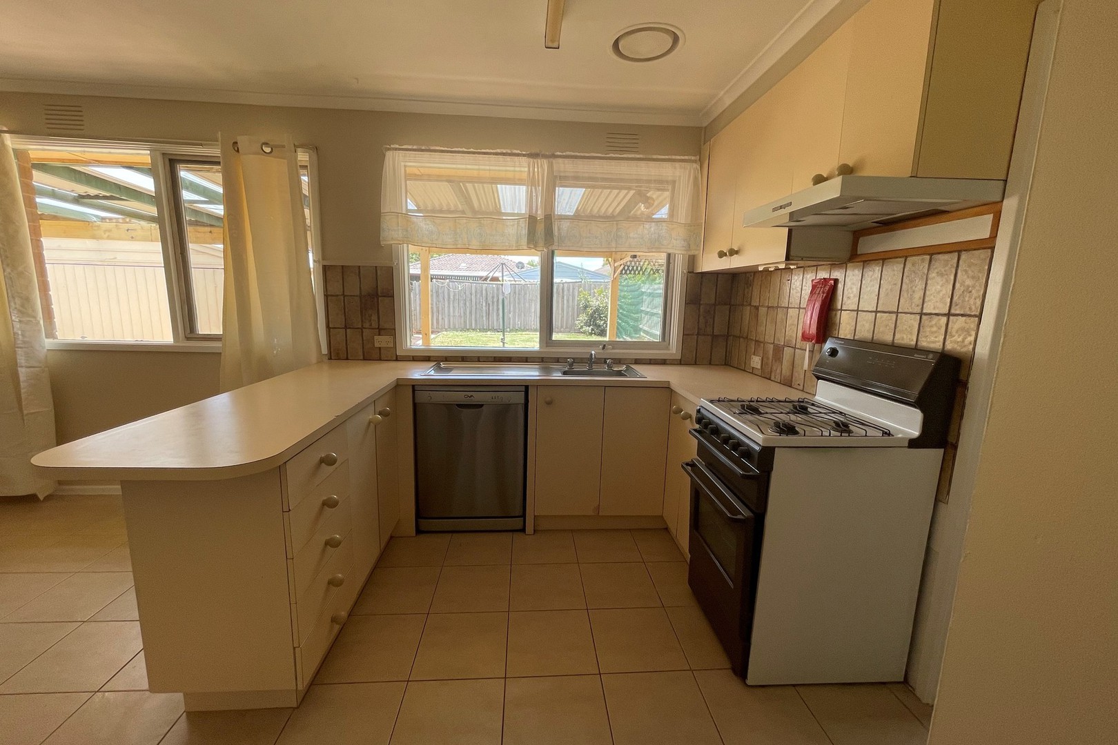 6 Bittern Street, Melton, VIC 3337 - Thumbnail 2 - 30/05/2017