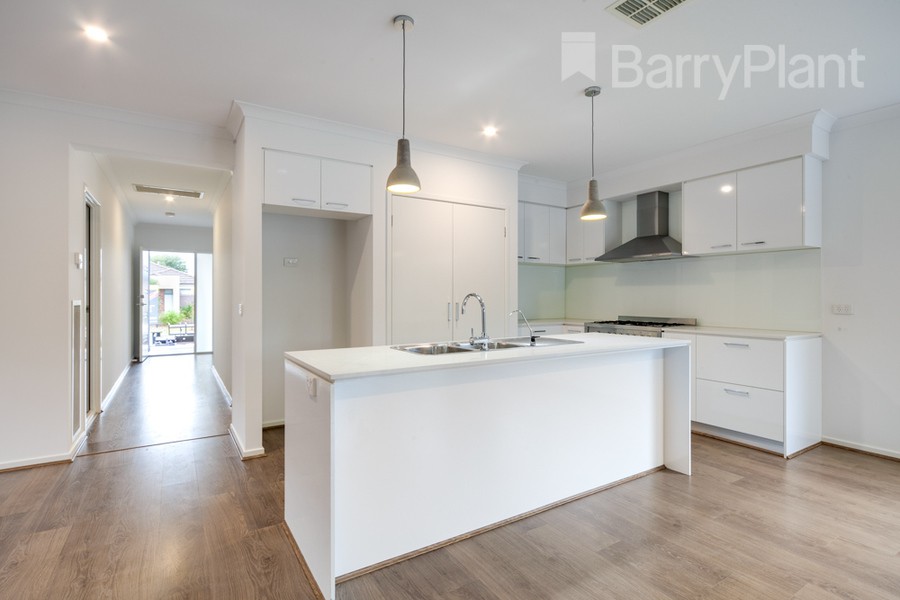 36 Fleuve Rise, Clyde North, VIC 3978 - Thumbnail 2 - 19/05/2019