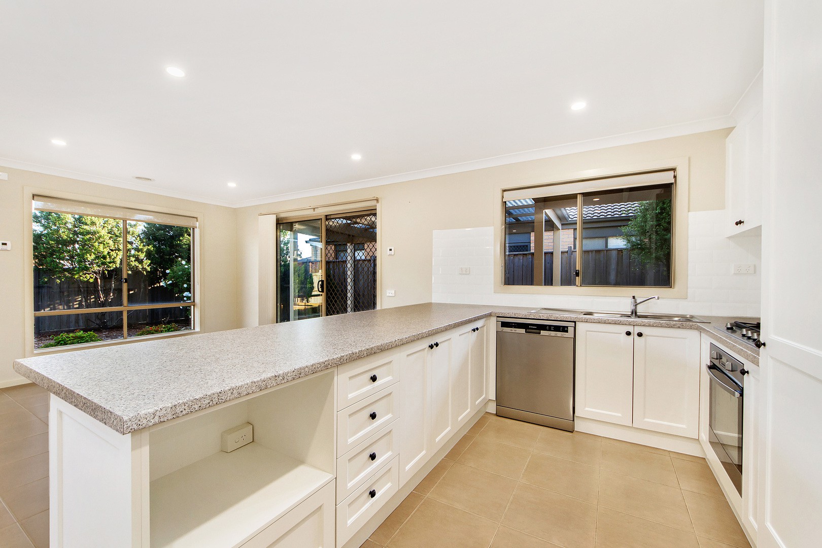 32 Hatchlands Drive, Deer Park, VIC 3023 - Thumbnail 2 - 24/05/2019