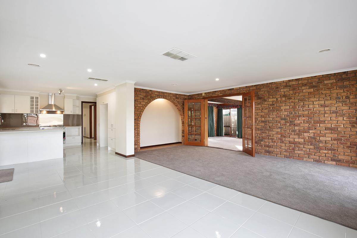 12 Harcourt Close, Sunbury, VIC 3429 - Thumbnail 2 - 19/05/2019