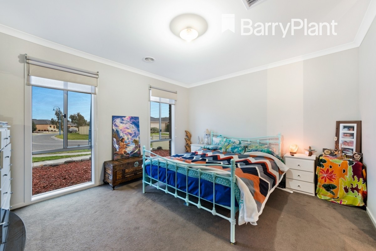 8 Salvia Avenue, Pakenham, VIC 3810 - Thumbnail 2 - 19/05/2019