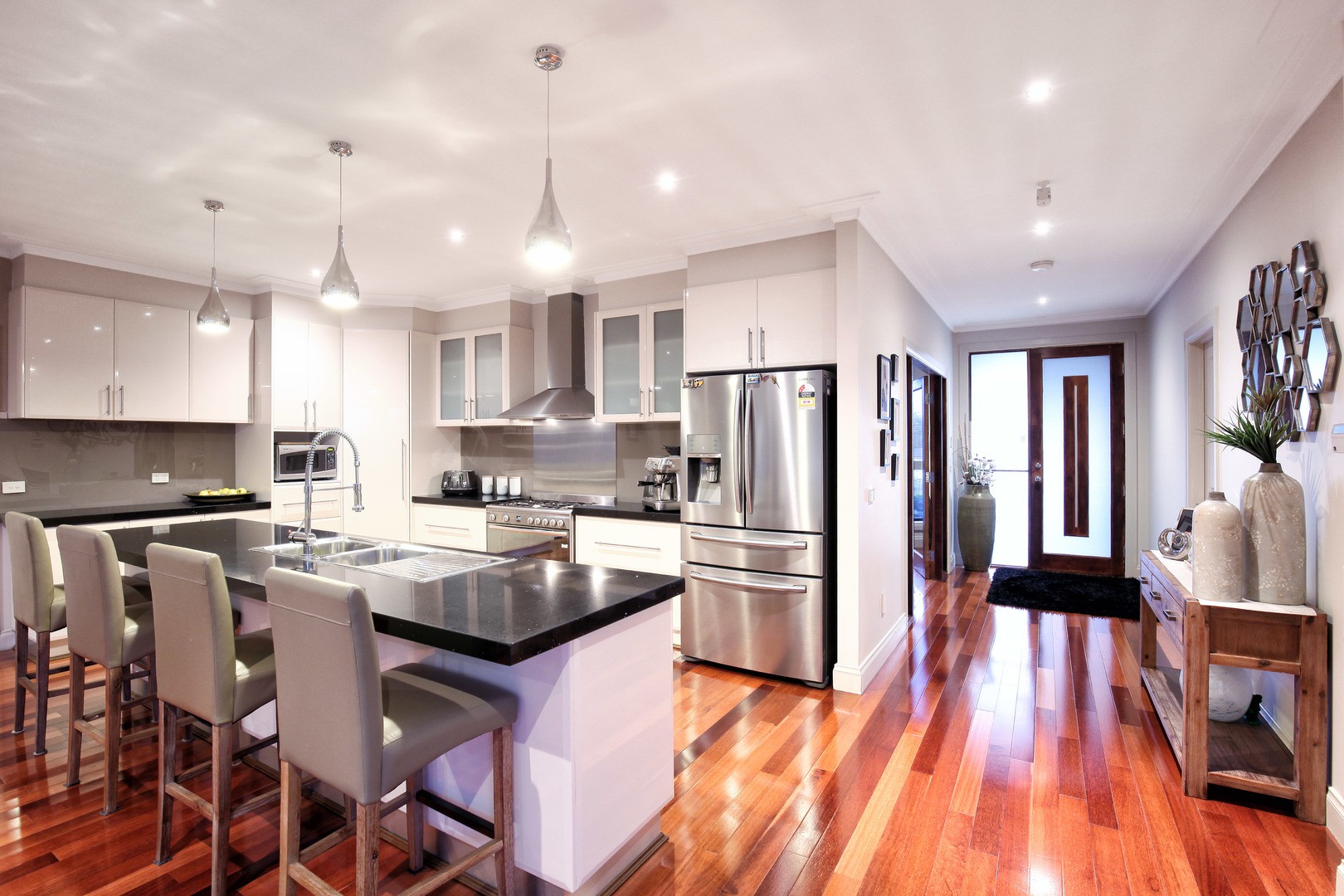 1 Earlston Place, Craigieburn, VIC 3064 - Thumbnail 2 - 19/05/2019