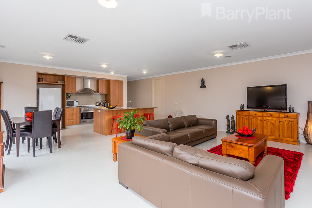 8 Oakland Avenue, Point Cook, VIC 3030 - Thumbnail 2 - 18/05/2019