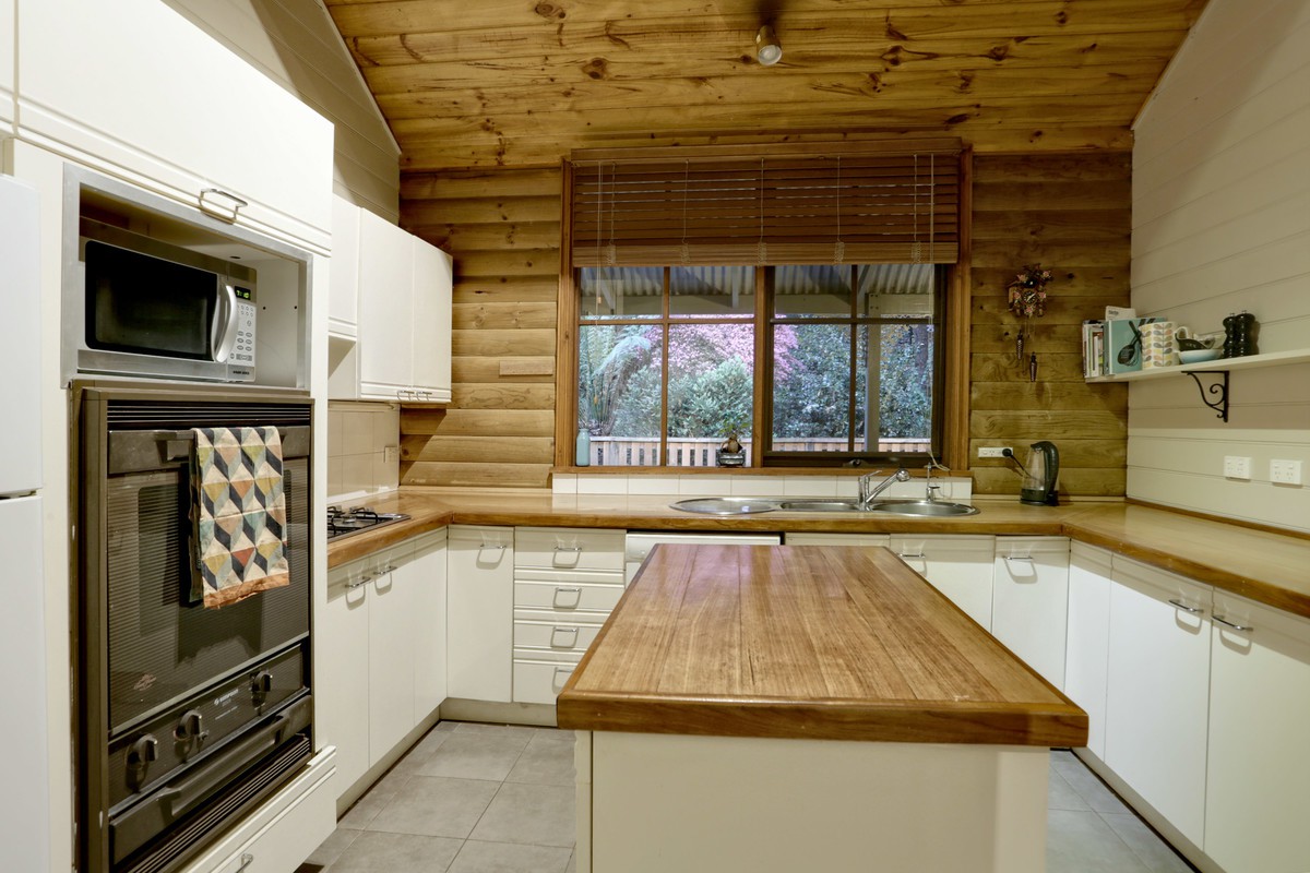 2 Tymon Road, Cockatoo, VIC 3781 - Thumbnail 2 - 18/05/2019