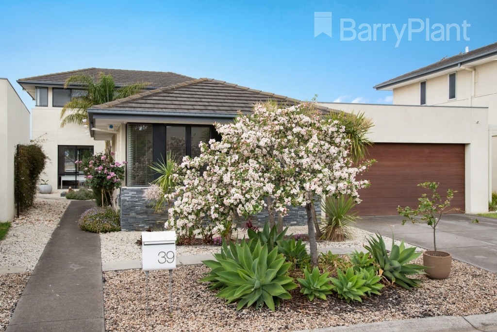 39 Signature Boulevard, Sanctuary Lakes, VIC 3030 - Thumbnail 2 - 18/05/2019