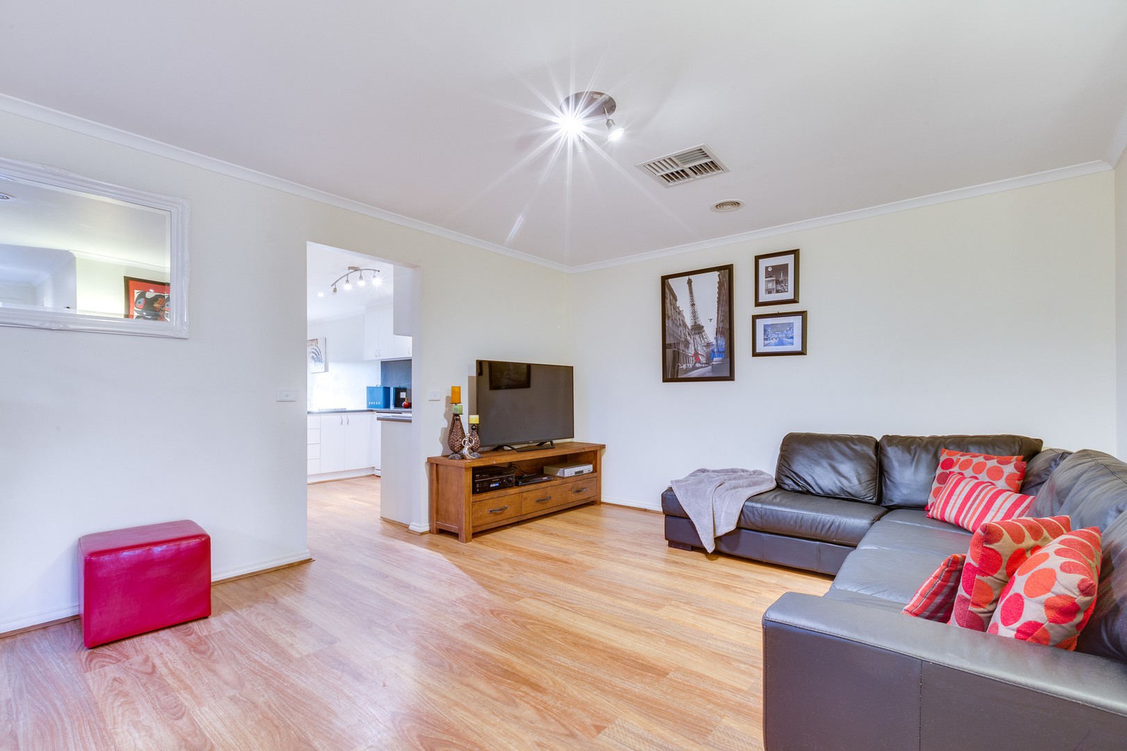 1/5 Elgin Close, Hillside, VIC 3037 - Thumbnail 2 - 18/05/2019