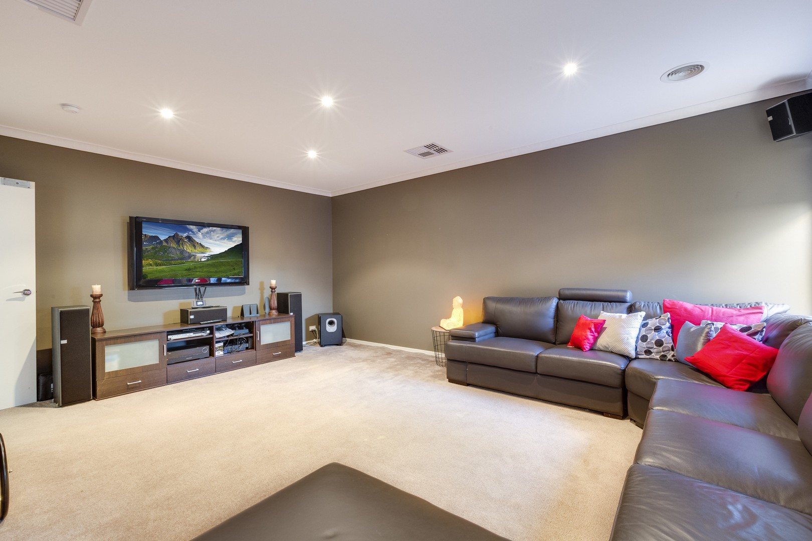 16 Melfin Drive, Hillside, VIC 3037 - Thumbnail 2 - 18/05/2019