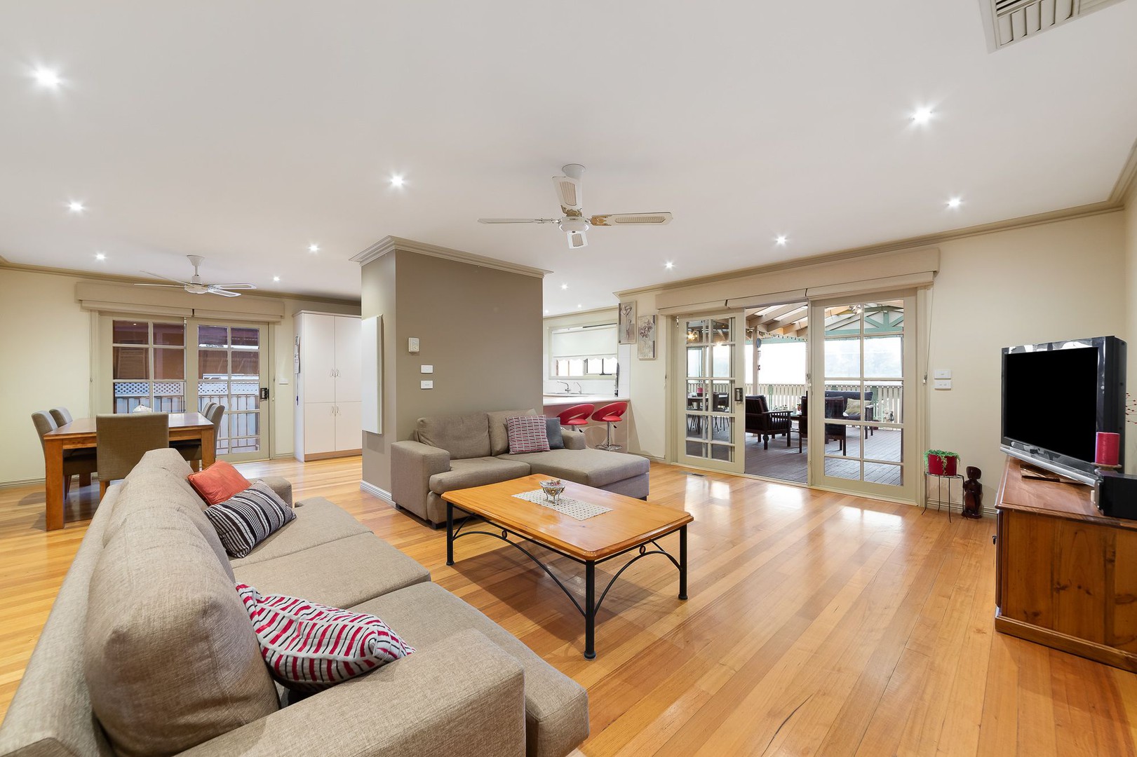 34 Hassett Crescent, Keilor East, VIC 3033 - Thumbnail 2 - 17/05/2019