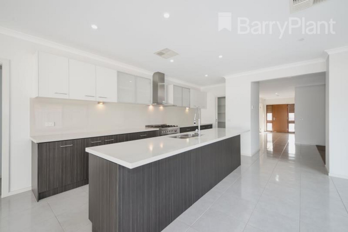 8 Warbler Street, Pakenham, VIC 3810 - Thumbnail 2 - 24/05/2019