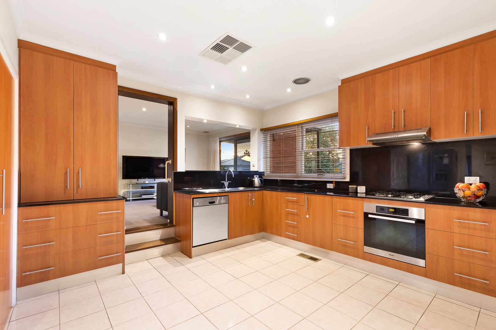 36 Thomas Street, Emu Park, QLD, 4710, Emu Park - Thumbnail 5