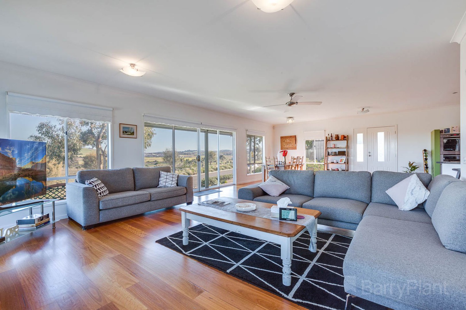 10 Earlington Crescent, Sunbury, VIC 3429 - Thumbnail 2 - 17/05/2019