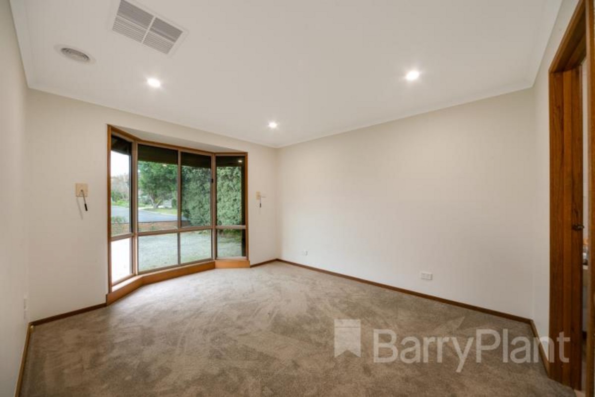 49 Smethurst Avenue, Pakenham, VIC 3810 - Thumbnail 2 - 25/05/2019