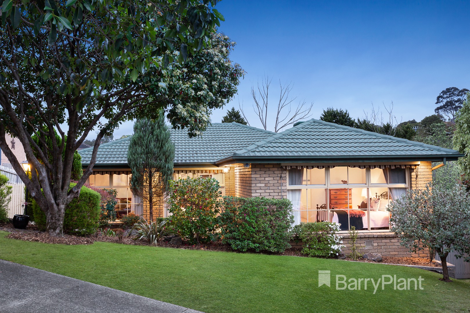 10 Newlyn Close, Templestowe, VIC 3106 - Thumbnail 2 - 17/05/2019