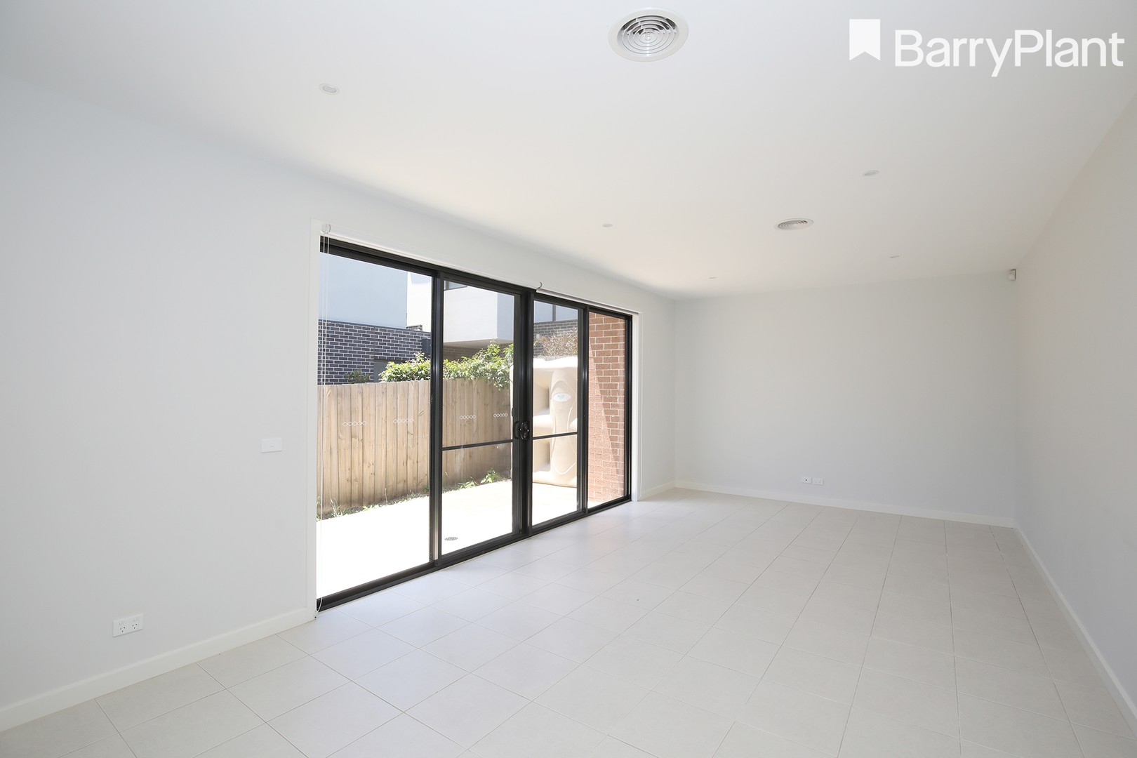 2/3 Renown Street, Burwood, VIC 3125 - Thumbnail 2 - 25/05/2019