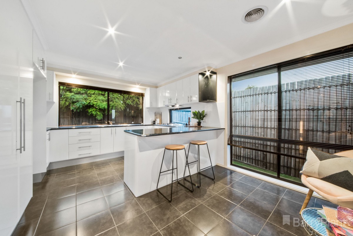 6 Jonathan Place, Pakenham, VIC 3810 - Thumbnail 2 - 25/05/2019