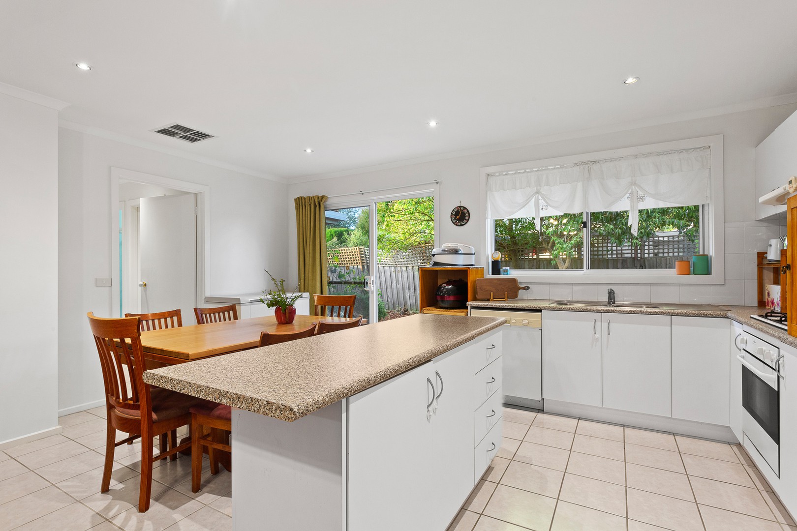 2/165 Springfield Road, Blackburn North, VIC 3130, Blackburn North - Thumbnail 2