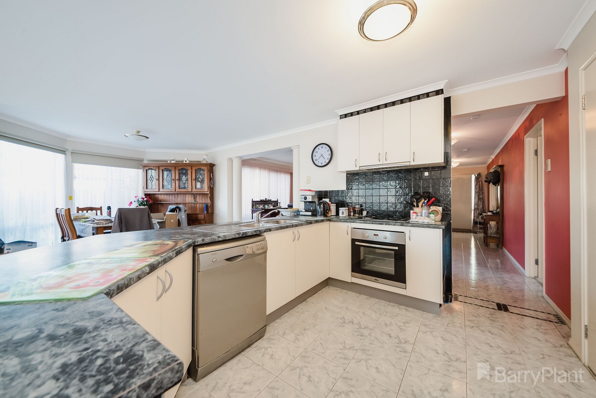 76 Dunbarton Drive, Pakenham, VIC 3810 - Thumbnail 2 - 06/03/2019