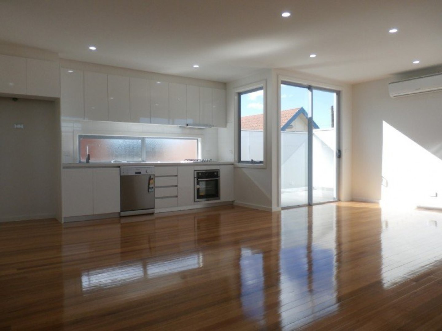 2/69 Cumberland Road, Pascoe Vale, VIC 3044 - Thumbnail 2 - 12/04/2019