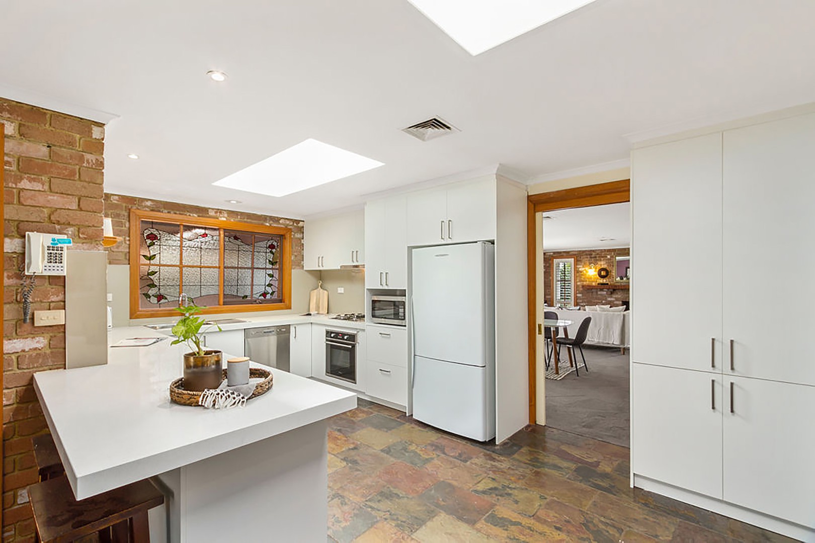 2 Tanya Court, Rowville, VIC 3178 - Thumbnail 2 - 31/05/2019