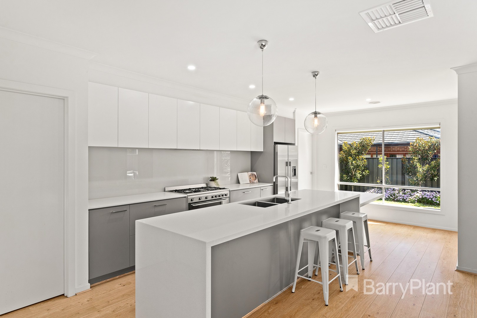 6 Gawler Way, Clyde North, VIC 3978 - Thumbnail 2 - 20/09/2019