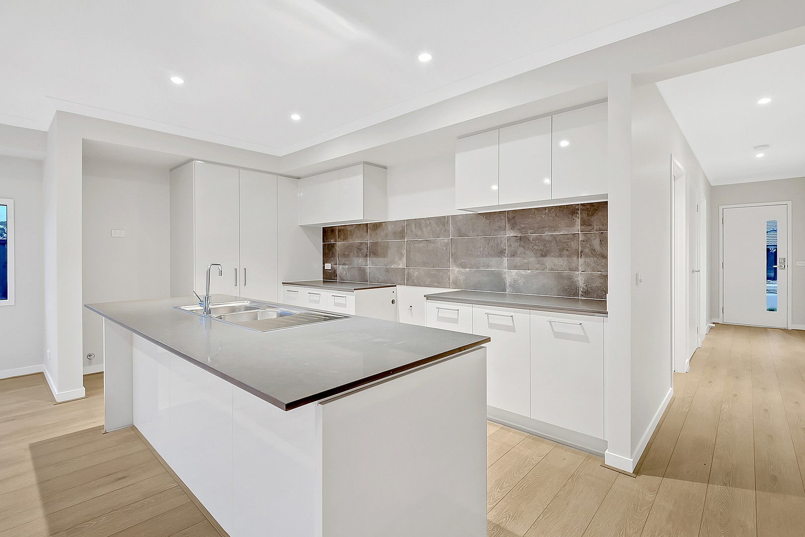 18 Gossia Avenue, Craigieburn, VIC 3064 - Thumbnail 1 - 04/11/2019