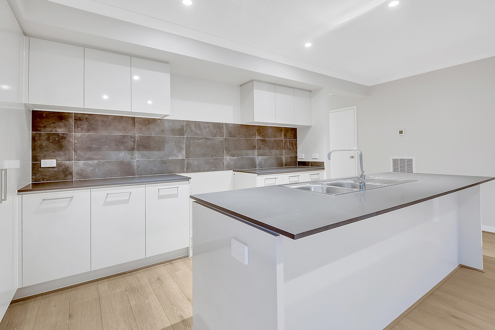 18 Gossia Avenue, Craigieburn, VIC 3064 - Thumbnail 2 - 04/11/2019