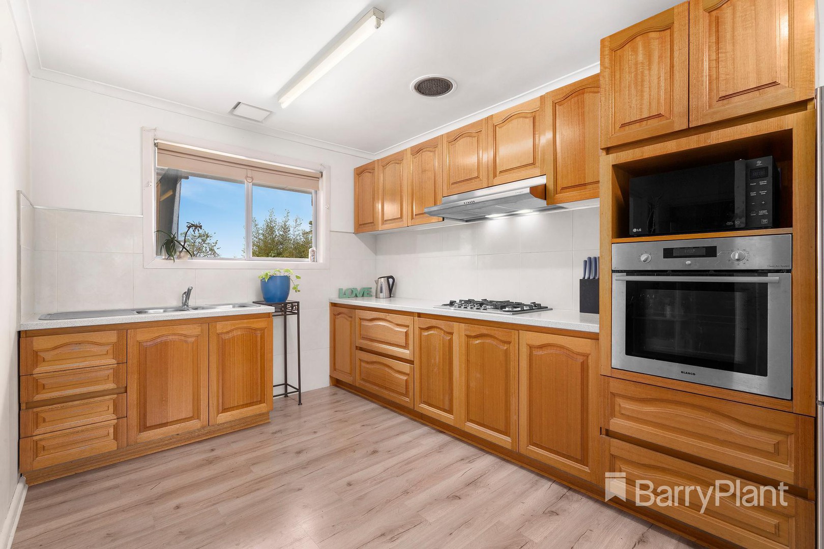 18 Longmuir Road, Watsonia, VIC 3087 - Thumbnail 2 - 06/11/2019