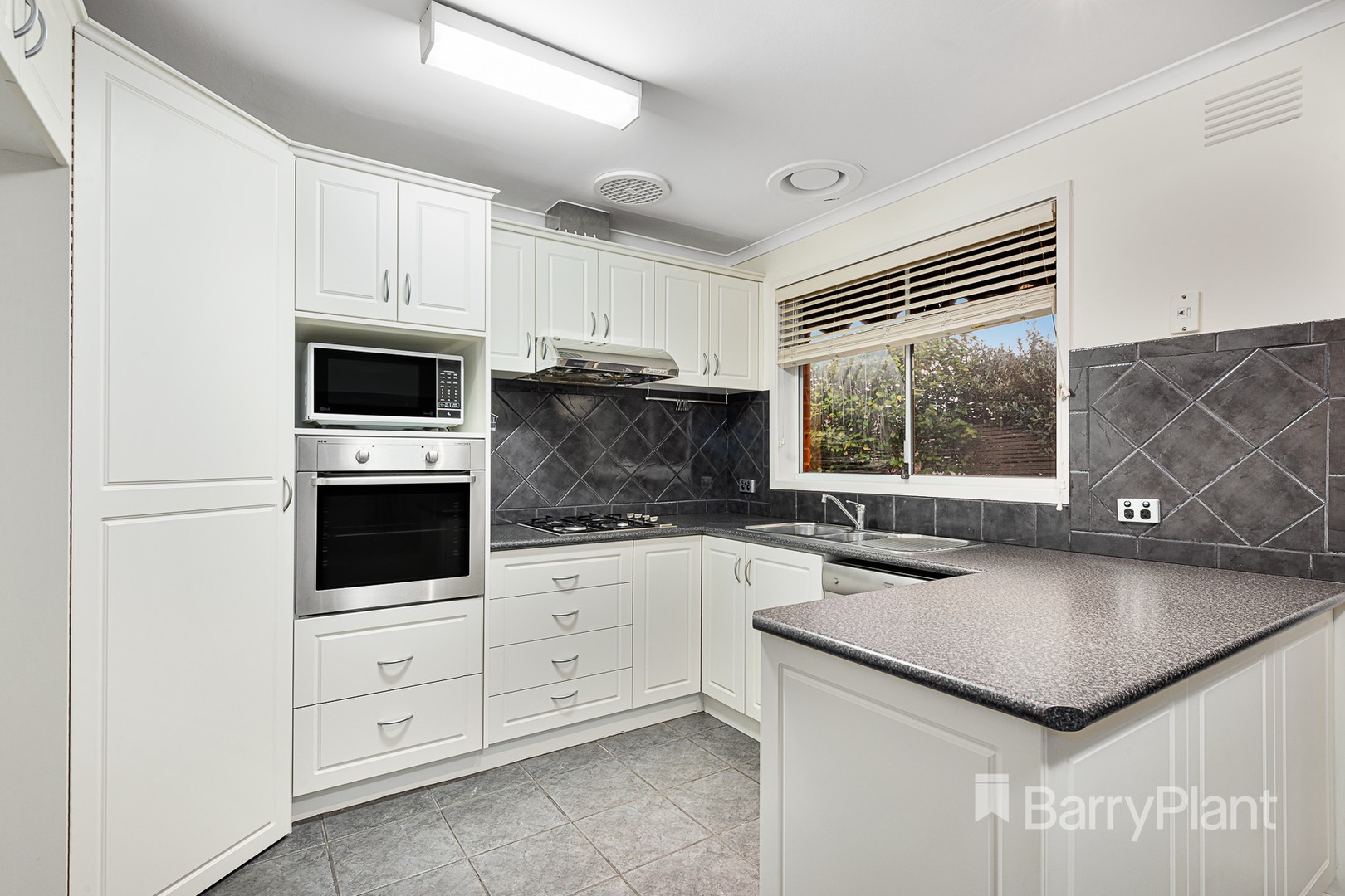 1/44 Beverley Street, Doncaster East, VIC 3109, Busby - Thumbnail 2