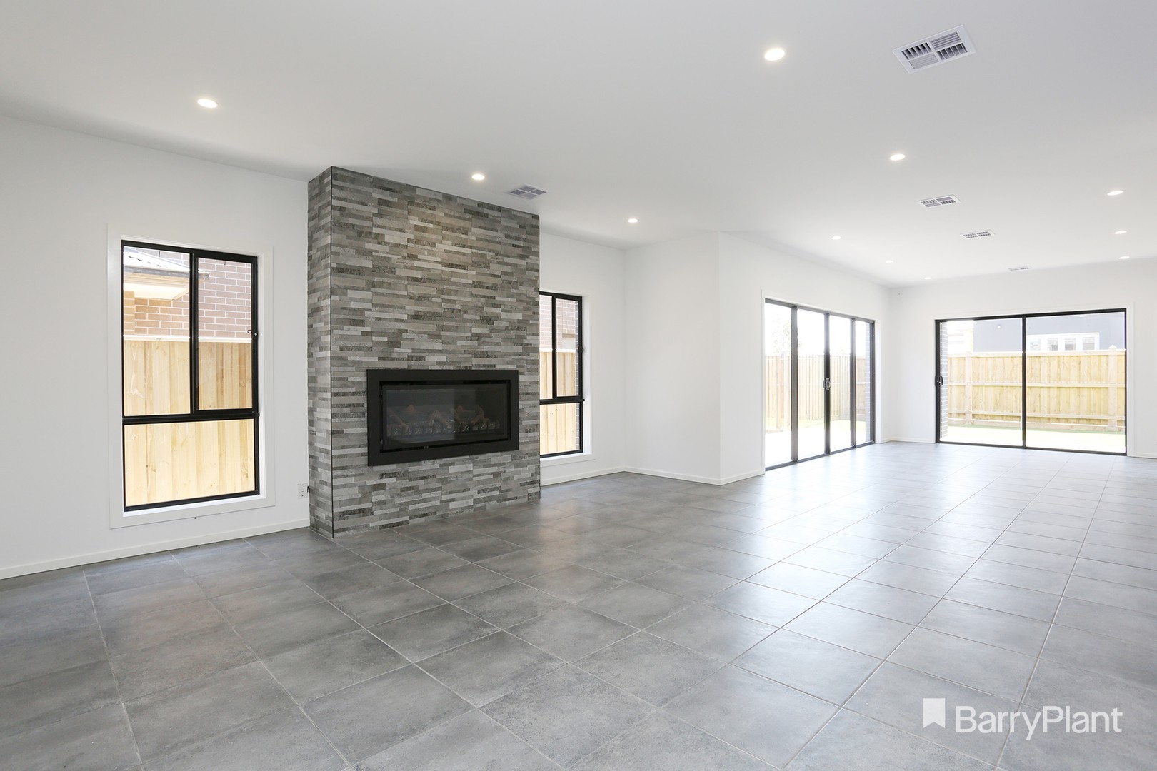 39 Starboard  Way, Werribee South, VIC 3030 - Thumbnail 2 - 08/02/2020